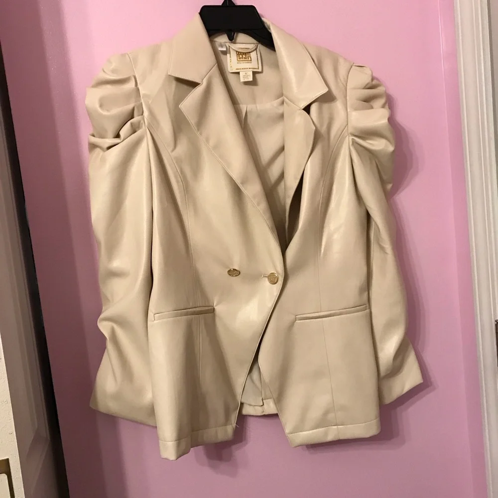 Emily McCarthy cream blazer jacket size medium